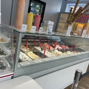 Gelato and small/medium/large cups.