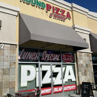 Round Pizza &amp; Wings Storefront