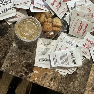 Yes! Parmesan, crushed peppers, croutons &amp; dressing included