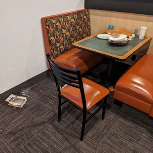 Table left uncleaned and trash on the floor for over an hour