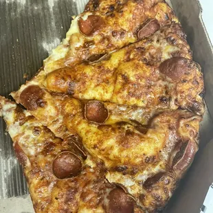 What a joke. His is extra pepperoni?? 1-2 pepperoni per slice.