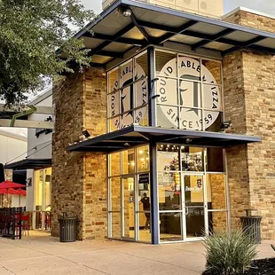 the outside of a restaurant