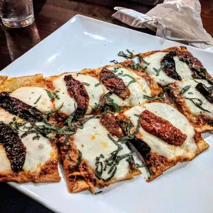 Caprese flatbread