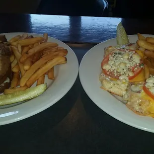 Yummy grilled cheese (very unique, broiled open-faced with 3 cheeses) and patty melt!!