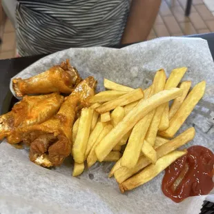 Kids wings and fries