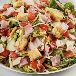 a plate of salad with croutons