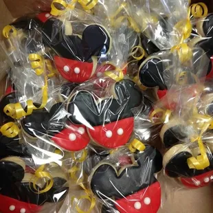 Mickey cookies wrapped to give as favors