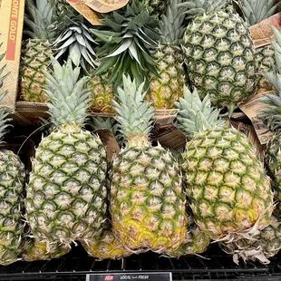Refreshing (｡^‿^｡)fresh pineapples. Ahh they smell so sweet! My go to after a heavy meal especially meat.