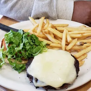 Notorious Cheeseburger with french fries