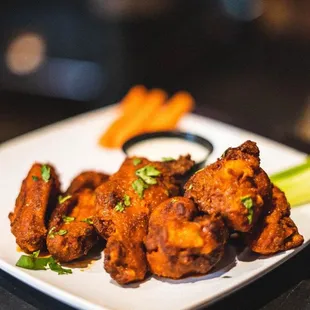 chicken wings and fried chicken, bbq wings, poultry, chicken wings, food, fried chicken wings, fried chicken, chicken, bbq chicken