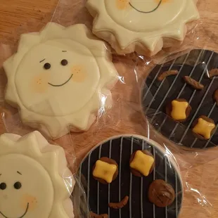 How cute are these??!! Happy suns and mini grills with hamburgers &amp; hot dogs