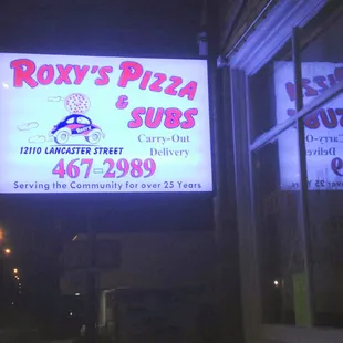a sign for roxy's pizza