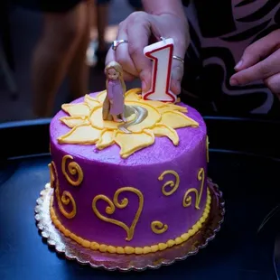 Kay&apos;s smash cake, thank you Roxy&apos;s sweet treats!