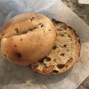 Cinnamon raisin bagel