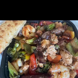 Royal stir fry with steak, chicken and shrimp. Tastes great. I can't wait to come back!!