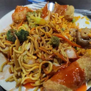 Noodles, rice, veggie rolls