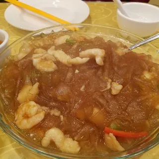 N08. Three Seafood Delicacies and Fried Noodle