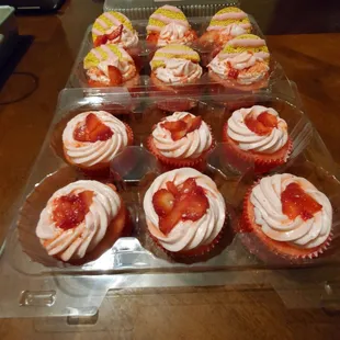 Strawberry and cheesecake crunch cupcakes