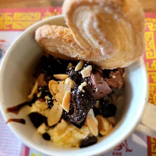 Ice cteam with toppings