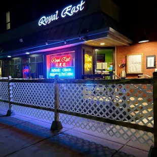 the front of the restaurant at night