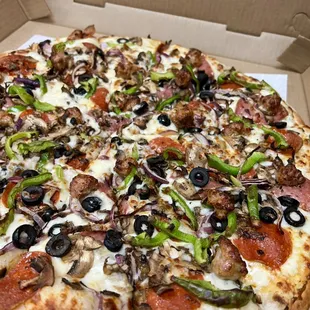 Combination pizza on white sauce