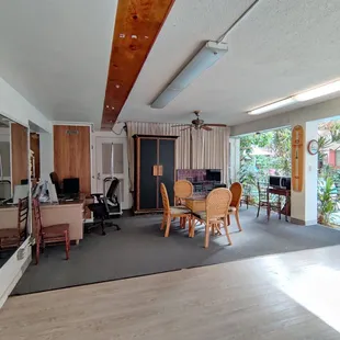 The business area includes a piano, hot water machine, and microwave