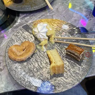 Sampling of desserts, the only one I really like, but a banana pudding