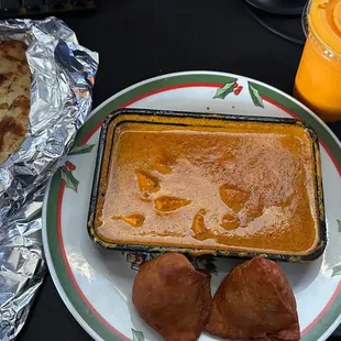 Garlic Basil Naan, Chicken Tikka Masala, Vegetable Samosa, Mango Lassi, white rice.