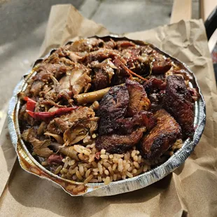 Chicken, rice and peas with plantains