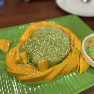 Sticky rice mango, bet you never seen a green one =)
