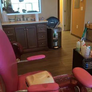 Not sure what that lady is complaining about. I&apos;m back a half a year later. Same place. Same salon.