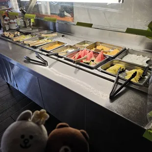 Cold entrées include cold ginger chicken, green salad, spicy cucumber salad, fresh fruits, canned fruits, soy beans, and Almond jello