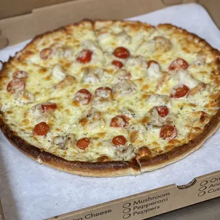 Shrimp Alfredo Tomato Basil Pizza it's so good