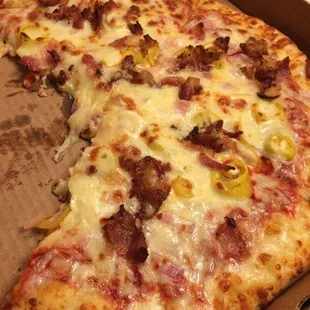 Bacon, onion, banana peppers. Yum!