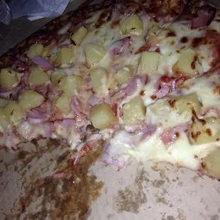 Look at this lovely pizza. Huge chunks of pineapple!! So effing good!