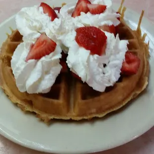 Wafle strawberry and whipped cream