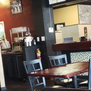 Waitress without a mask