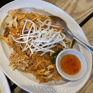Chicken pad, Thai did not have much flavor at all even with the sauce. The chicken was very good