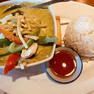 a plate of food with rice, chicken and vegetables