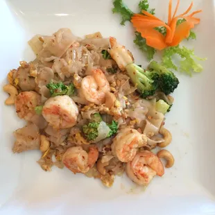 Shrimp pad noodles with cashews