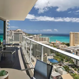 Ritz-Carlton Hotel Waikiki Limo Services