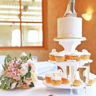 wedding cake &amp; bridal bouquet
