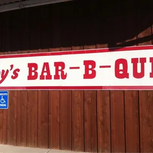 ows a sign for roy's bar - b - que
