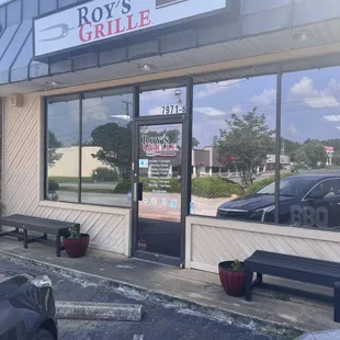 the outside of the restaurant