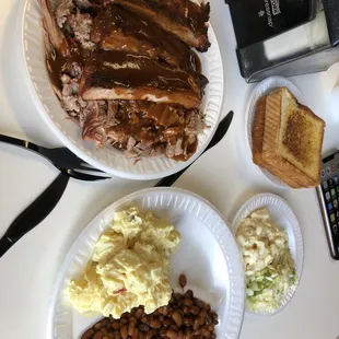 ows a plate of pulled pork, beans, coleslaw, coleslaw,