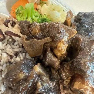 Oxtails, rice and peas with veggies