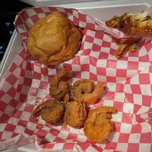 8 pcs shrimp (now after seeing the size of this whyyyyy did he need to use this big box for this?