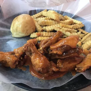 8 piece wing combo with Hot sauce