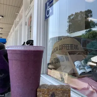 24oz blueberry smoothie and bar