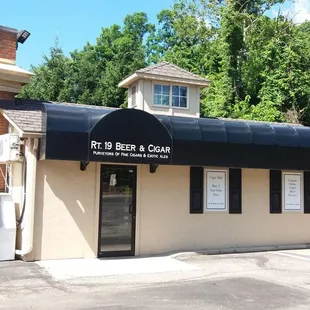 Rt 19 Beer &amp; Cigar Exterior